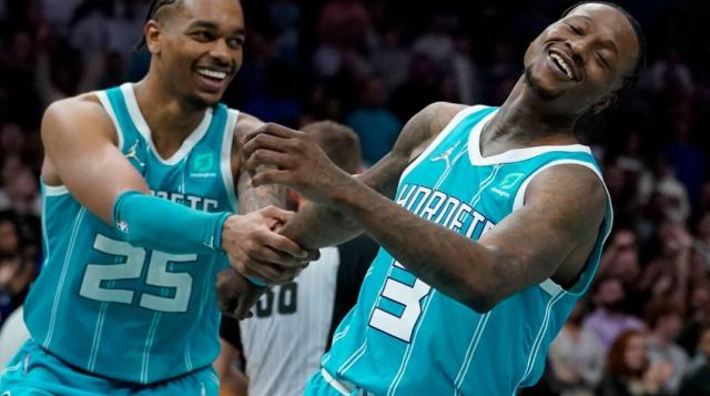 星空体育官网-乔丹的篮球迷要被抢走啦 隔壁足球队完成主场首秀